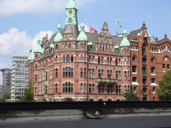 Hamburg - den 2. Teil haben wir mit einer Bustour durch die Stadt gemacht. Vorbei an der Innen- und Aussenalster, wundervollen Villen, durch die Innenstadt und via Reeperbahn wieder zurück zum Hafen...