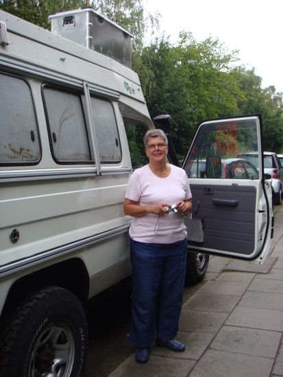 Hamburg - Inga bei der Besichtigung des Leomobils...