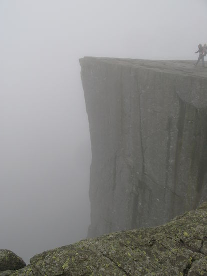 Preikestolen - so steil fällt der Fels in den Fjord hinunter