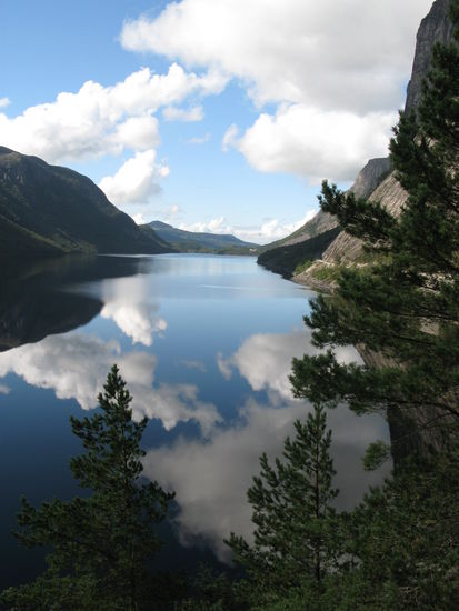 ...die Wolken spiegeln sich im glasklaren Wasser...