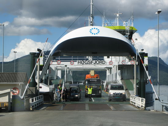 ...die Fähre nimmt uns auf und bringt uns auf die andere Seite des Fjords...