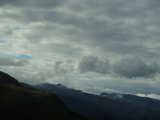 ...auf den Bergrücken tauchen die ersten Gletscher auf...