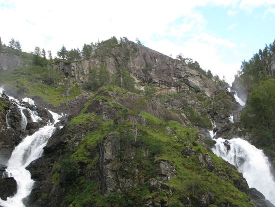 Odda - die Zwillingswasserfälle stürzen in die Tiefe...