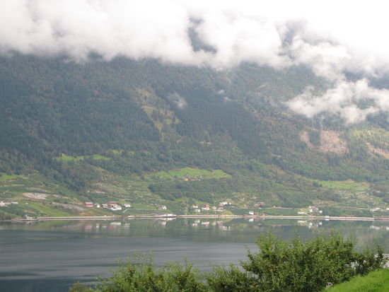 Lofthus - hoch über dem Soerfjord finden wir einen schönen CP inmitten herrlicher Obstkulturen. Für den Eigenbedarf darf sogar gepflückt werden...