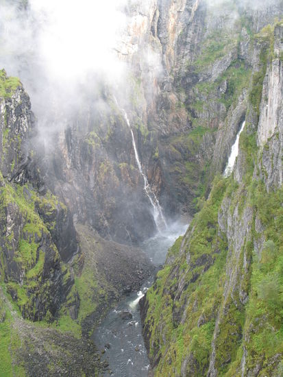 Voeringsfoss - die Restwassermenge ist kontrolliert; vor dem Bau des Wasserkraftwerkes 1980 konnte die Wassermenge bis zu 150 m3 pro Sekunde betragen...