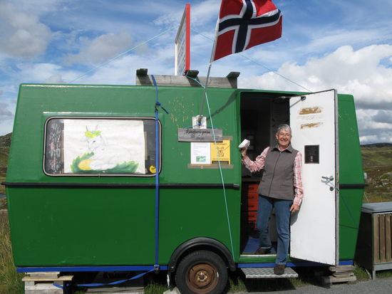 Hardangervidda - unterwegs kauft Kathrin "Geisschäs"; er ist bräunlich und hat einen süsslichen Geschmack...