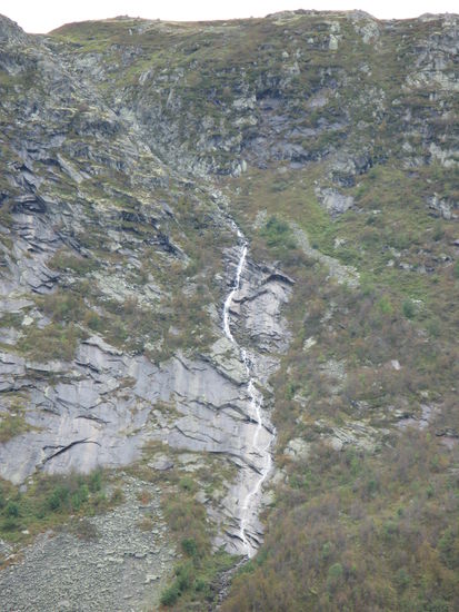 Hardangervidda - immer wieder Wasserfälle an den Bergflanken...