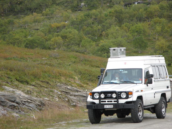 ...da muss sich Leomobil hin und wieder bis zur Weiterfahrt gedulden... die steile, mit vielen Tunneln versehene Strasse hinunter nach Flam hat er gut gemeistert... Für uns ein neuer Ausdruck als Warnhinweis: "Lysmangler" - hin und wieder sind in den dunklen Tunnels die Lichter ausgefallen - nicht beim Auto, sondern bei der Tunnelanlage...