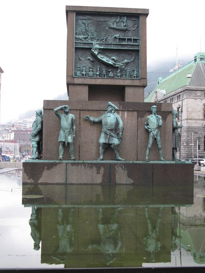 Bergen - der Brunnen im Zentrum der Stadt...