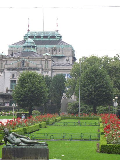 Bergen - im Hintergrund das Theater...