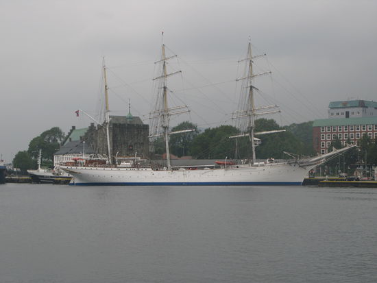 Bergen - das Segelschulschiff "Statsrad Lehmkul" liegt selten im Hafen...