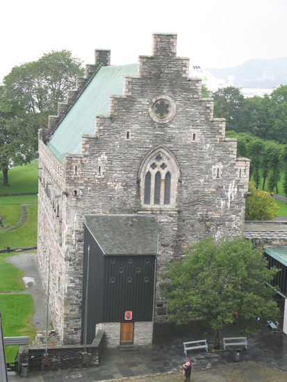 Bergen - Festung Bergenhus mit der Hakonshalle. Die Einweihung des seinerzeit grössten Baus des Bergenser Königshauses erfolgte anlässlich der Hochzeit und Krönung des Prinzen Magnus im Jahre 1261.