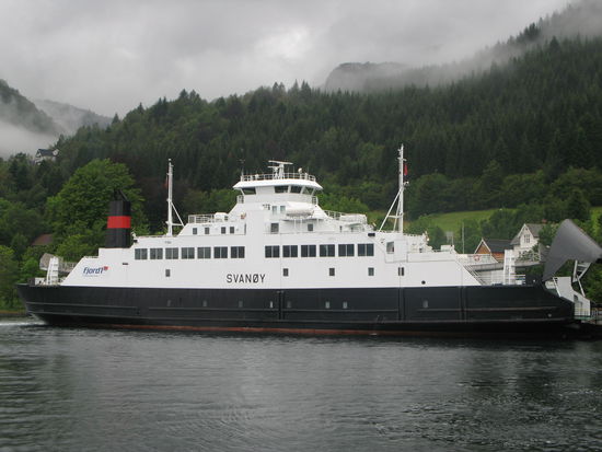 ...die Fähre führt uns über den Sognefjord - von Ytre Oppedal nach Lavik...