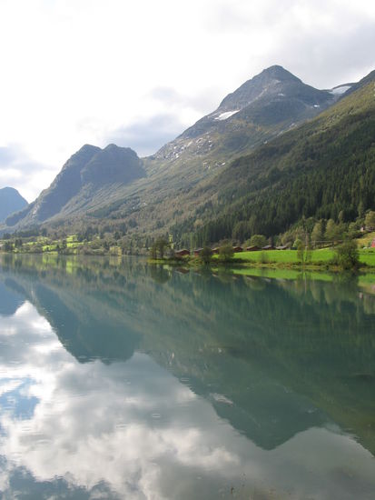 ...die fantastischen Spiegelungen im kleinen Bergsee...