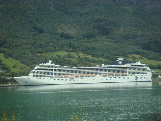 Olden - die Passagierschiffe sind auch schon da...