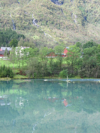 ...selbst die kleinen Wasserfälle spiegeln sich im See...