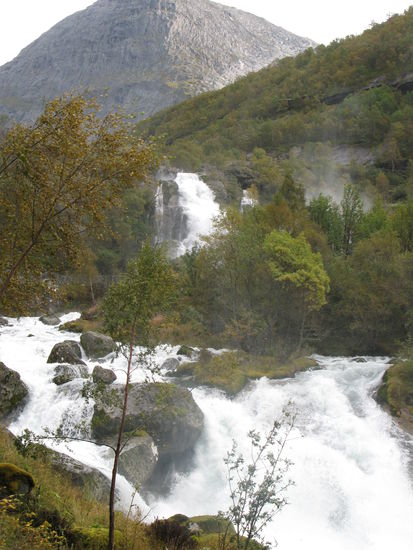Briksdal - die Strasse ist zu Ende, ein Fussweg führt hin zum Gletscher...