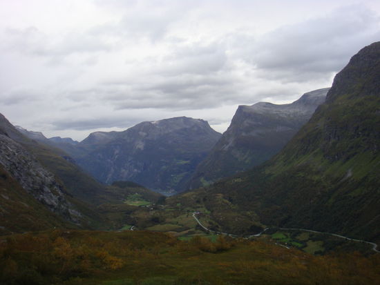 ...die Strasse führt nun steil hinab...