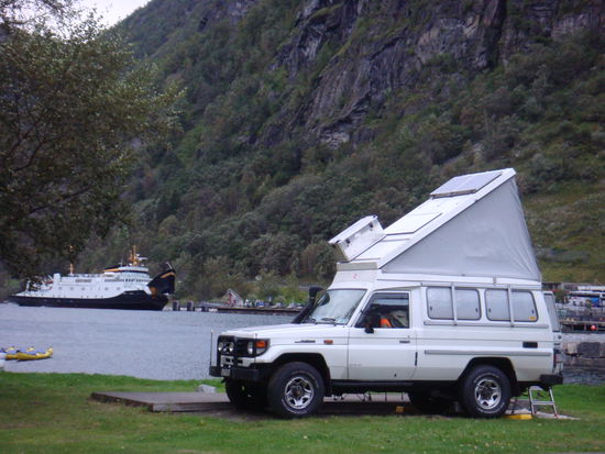 ...wir stehen direkt am Geirangerfjord...