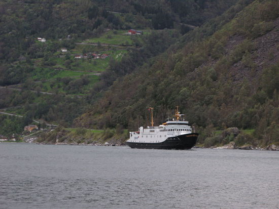 Geirangefjord - ausnahmsweise ist nur die Fähre im Hafen; der Ort Geiranger dient fast ausnahmslos dem Tourismus.