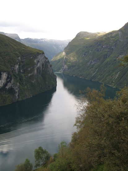 Geirangerfjord - der Fjord ist einer der schmalsten Fjorde und mit den Kreuzfahrtschiffen schwierig zu befahren...