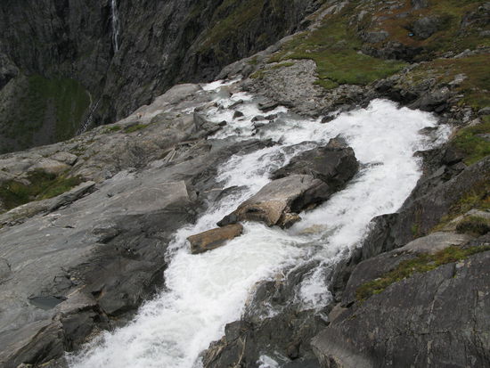 Trollstiegen - der Wasserfall, so sieht er harmlos aus...