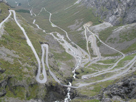 Trollstiegen - die entsprechende Passstrasse mit den Spitzkehren...