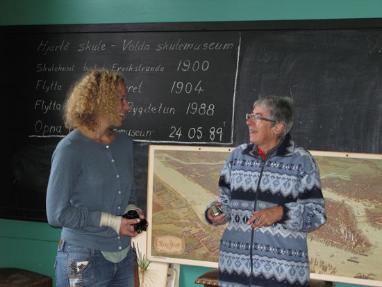 Volda - ...in der guten, alten Schulstube... das Bild im Hintergrund zeigt die Stadt New York...