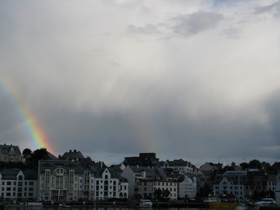 Alesund - ...wir entdecken einen dreifachen Regenbogen... (leider sieht man den 3. nicht auf dem Bild)