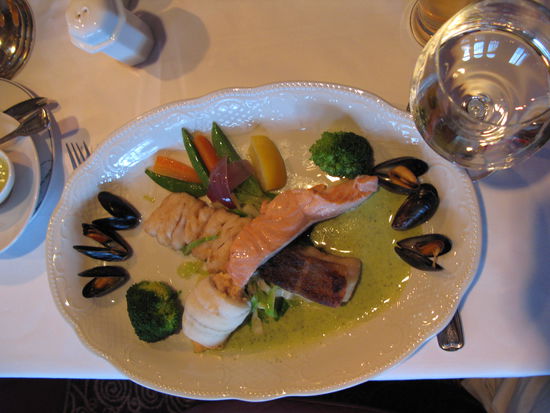 Alesund - ... Fischplatte an Kräutersauce... mmmhh... lecker!