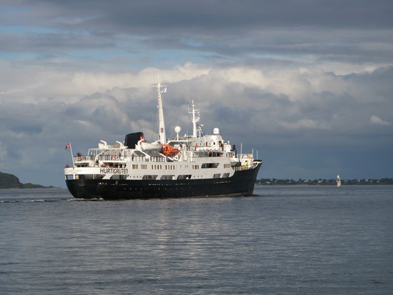 Alesund - ein älteres Schiff der Hurtigruten verlässt den Hafen...