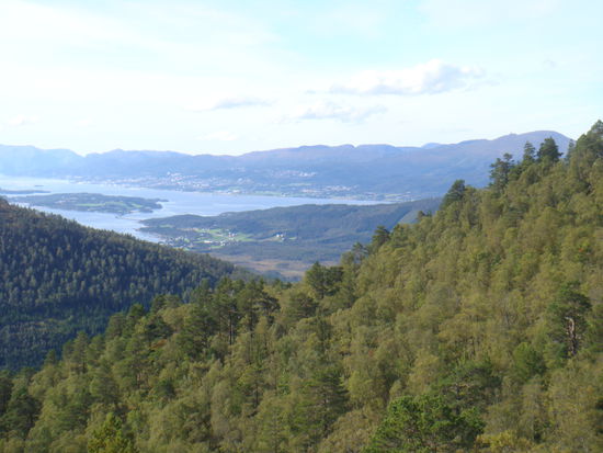 Molde - ... die Landschaft, im Hintergrund der Moldefjord und Molde...