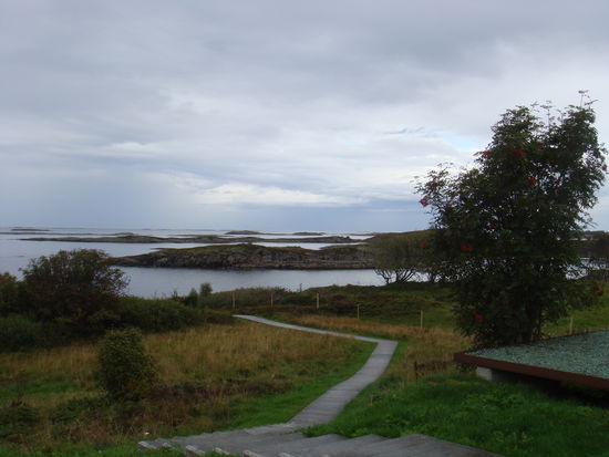 Bud - ... hier beginnt der Atlanterhavsvegen... die Strasse führt gewagt von Schäre zu Schäre am offenen Meer entlang durch die schäumende Brandung des Meeres.
