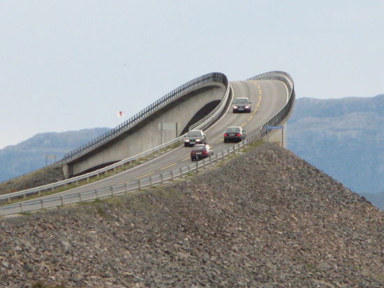 Atlantikstrasse - ... die elegant geschwungene Brücke... gebaut, damit auch grosse Schiffe durchfahren können...