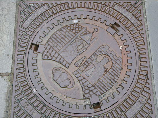 Trondheim - selbst der Schachtdeckel ist "bischöflicher Natur"...