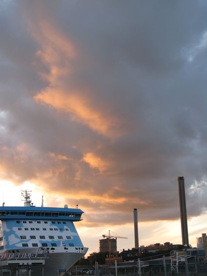 Stockholm - ...übernachtet haben wir auf einem öffentlichen Parkplatz vor dem Scandic-Hotel im Hafen... der Weg in den Hafen und die richtige Einfahrt zu "unserer" Fähre  zu finden, war nicht ganz einfach --- viele Baustellen... wir sind froh, dass wir die Situation am Tag zuvor etwas ausgekundschaftet hatten...