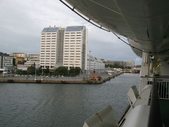 Stockholm - die Fähre legt pünktlich um 07.10h ab; im Bild das 
Scandic-Hotel, davor unser Nacht-PP...