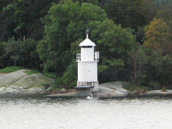 Stockholm - ... viele kleine Inselchen säumen die Wasserstrasse...
