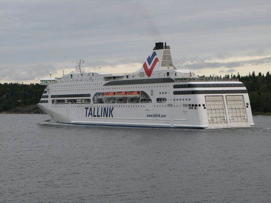 auf der Fähre - immer wieder kreuzen andere Fähren die enge Wasserstrasse...