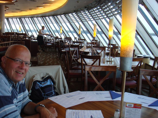 ...auf der Fähre - leider haben wir nicht bemerkt, dass an Bord der Fähre die finnische Zeit gilt! = + 1h..., so verpassen wir das erste Buffet an Bord, haben dann aber die Möglichkeit, eine Stunde später das exzellente Buffet an einem Topplatz zu geniessen...