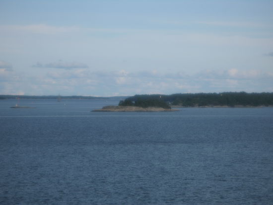...nach einem kurzen Zwischenstopp auf einer grösseren Insel sind die Schären wieder zahlreicher...