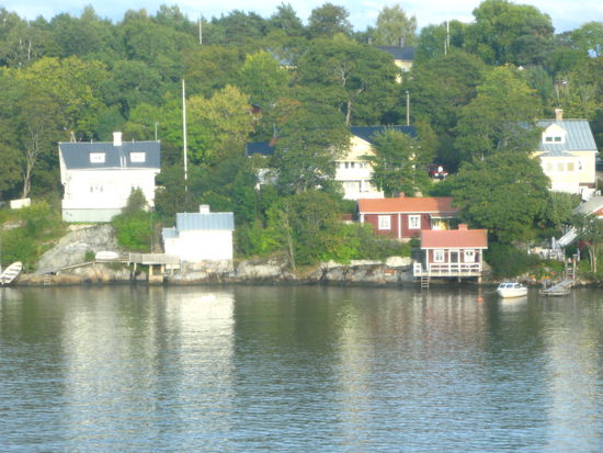 ...die ersten Häuser am Ufer tauchen auf...