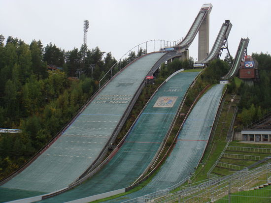 Lahti - ...das Wintersportzentrum; hier die verschiedenen Skisprungschanzen...