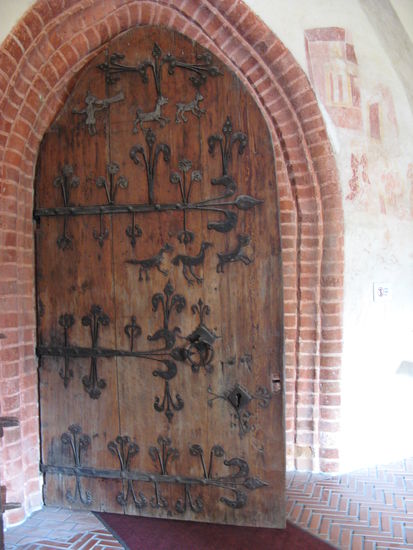 Hollola - ...die schwere innere Eingangstüre mit den schmiedeisernen Lilienbeschlägen...