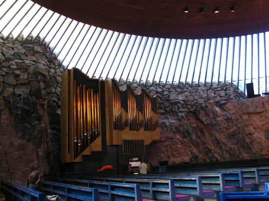 Helsinki - ... die Felsenkirche; eine der ungewöhnlichsten Kirchen der Welt. Nicht auf dem als Baugrund vorhandenen Felsen wurde gebaut, sondern in ihn hinein... Architekten: Timo und Tuomo Suomalainen. Zum Zeitpunkt des Architekturwettbewerbs waren sie noch Studenten, überzeugten aber mit dem aussergewöhnlichen Vorschlag...