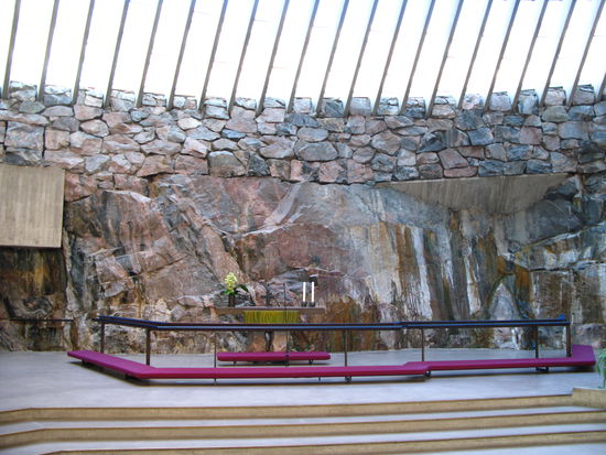 Helsinki - ... Felsenkirche; der Altarraum...