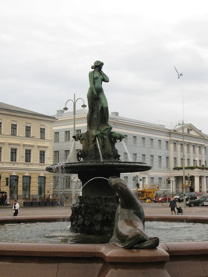 Helsinki - ... der bronzene Springbrunnen Havis Amanda...