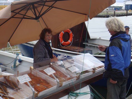 Helsinki - ... Kauppatori; Marktplatz - direkt ab Schiff werden die Fische verkauft...