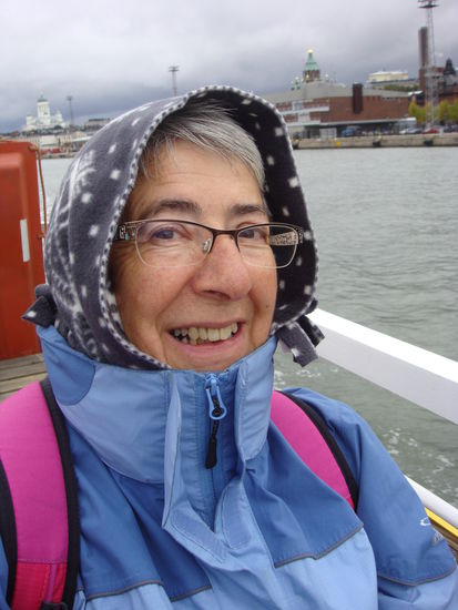 Helsinki - ... Marktbesucherin ... freut sich über den neu erworbenen Schal...