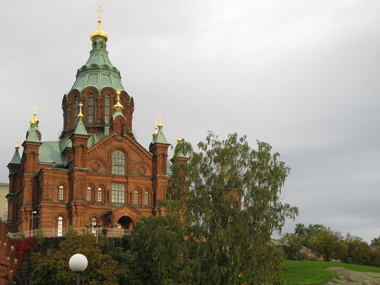 Helsinki - Uspenski-Kathedrale; sie ist die grösste orthodoxe Kirche Westeuropas. Der von goldenen Kuppeln gekrönte Backsteinbau ist eine der sichtbarsten Manifestationen des russischen Einflusses in der finnischen Geschichte...